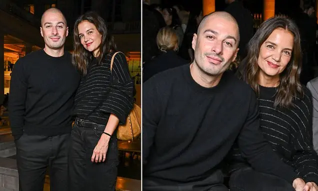 Katie Holmes e Jason Bard Yarmosky de mãos dadas no desfile da Isabel Marant em Paris Fashion Week. É sempre engraçado …