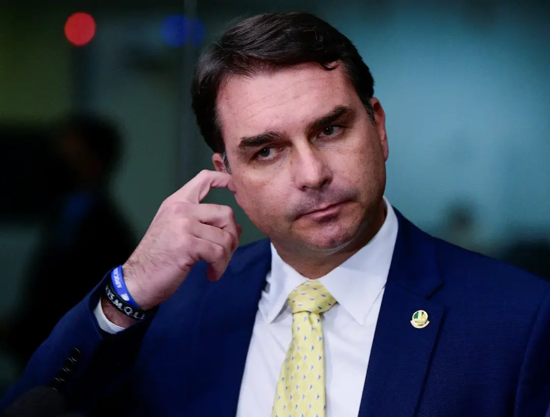 Flávio Bolsonaro desiste do debate da Globo, alegando censura do TSE. A falta de especificação sobre a medida do tribun…