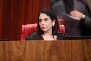 Ministra do TSE proibiu a TV Globo de exibir o púlpito vazio de Lula no debate de quinta-feira. A decisão veio após ped…