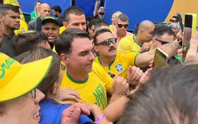 Flávio Bolsonaro desistiu de participar do debate da TV Globo, que era às 21h30. Isso acontece enquanto Lula também anu…