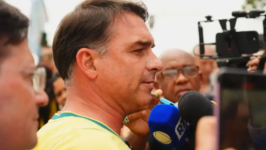Flávio Bolsonaro desistiu do debate da Globo, marcado para as 21h30, alegando censura por causa de uma decisão do TSE. …