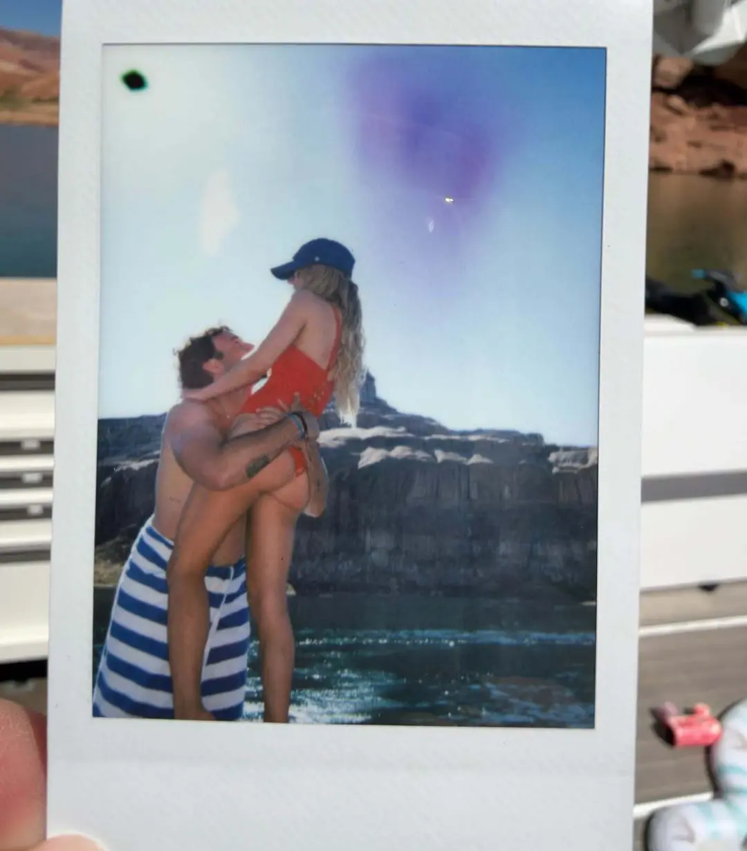 Sydney Sweeney em traje de banho vermelho em Lake Powell, Utah, com Scooter Braun. O visual lembra Baywatch, bem ousado…