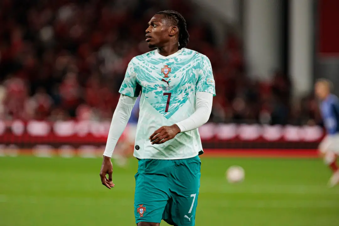 Rafael Leao recebeu a camisa 7, número de Cristiano Ronaldo, na seleção de Portugal. A decisão gerou crítica, pois igno…