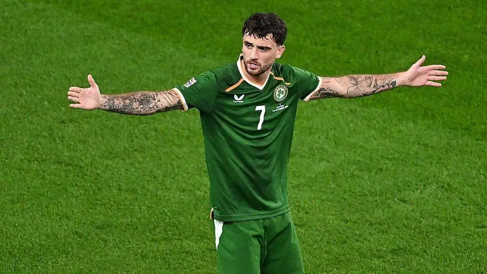 Troy Parrott fez um gol solo em Dublin, após driblar dois zagueiros e finalizar no goleiro. A jogada mostra a técnica q…