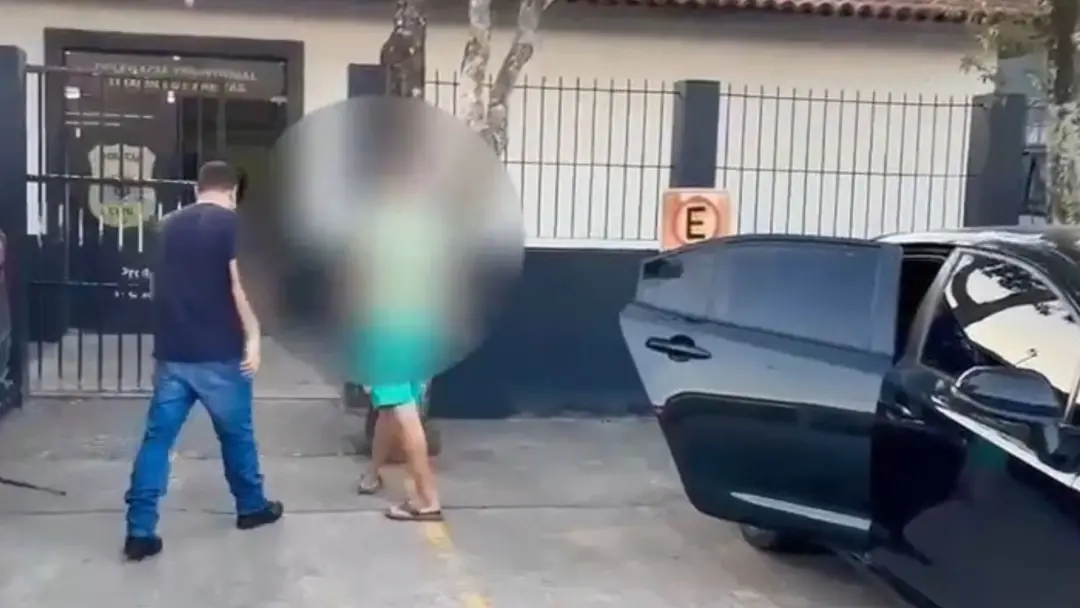 Cena de série revelou abuso em Colatina, ES, levando à prisão na Bahia de um homem condenado a mais de 24 anos. É assus…
