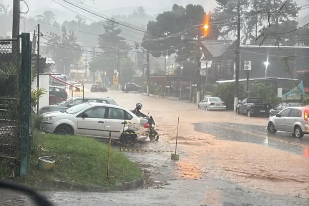 Chuva forte de 43 milímetros em uma hora em Itaipava deixou ruas de Petrópolis alagadas, com carros quase submersos. É …