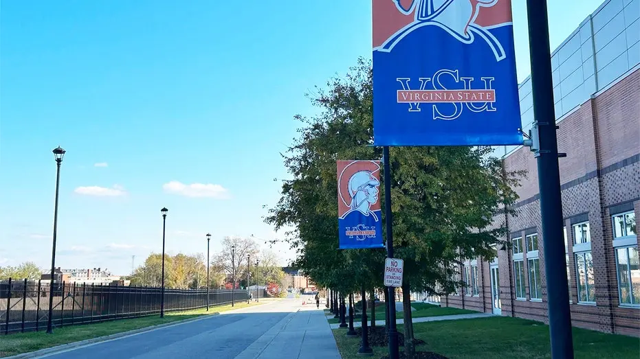 Virginia State University está sendo processada por duas organizações cristãs de estudantes que alegam que a escola tir…