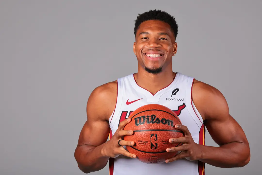Giannis Antetokounmpo troca de ares, saindo dos Milwaukee Bucks para os Miami Heat aos 31 anos. A aposta dos Heat é col…