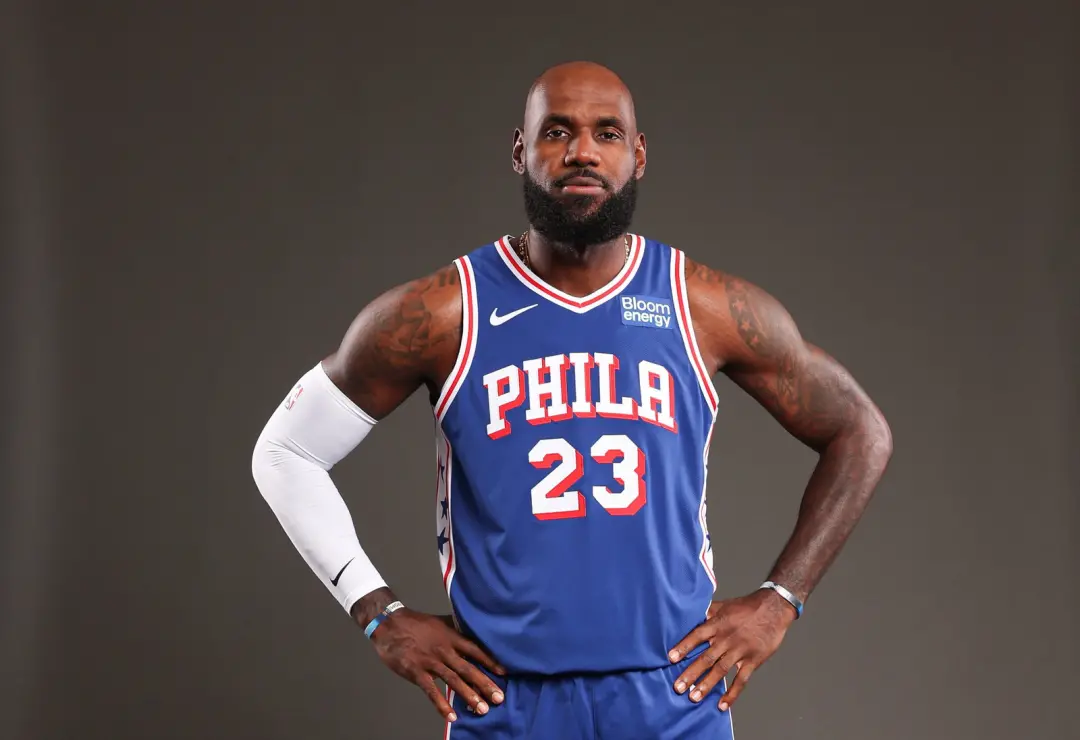 Philadelphia 76ers montou um elenco com James, Brown, Embiid, Maxey e Edgecombe, colocando muito talento no mesmo time.…
