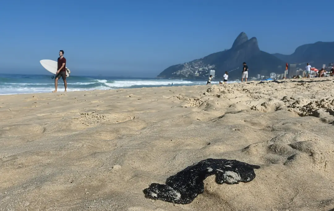 Ipanema, na Zona Sul do Rio, teve material com derivados pesados de petróleo na areia. O Inea identificou essas frações…
