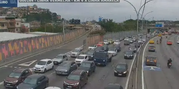 Polícia Militar impediu um roubo de carga na Linha Amarela, no Complexo da Maré, recuperando a carreta com refrigerante…