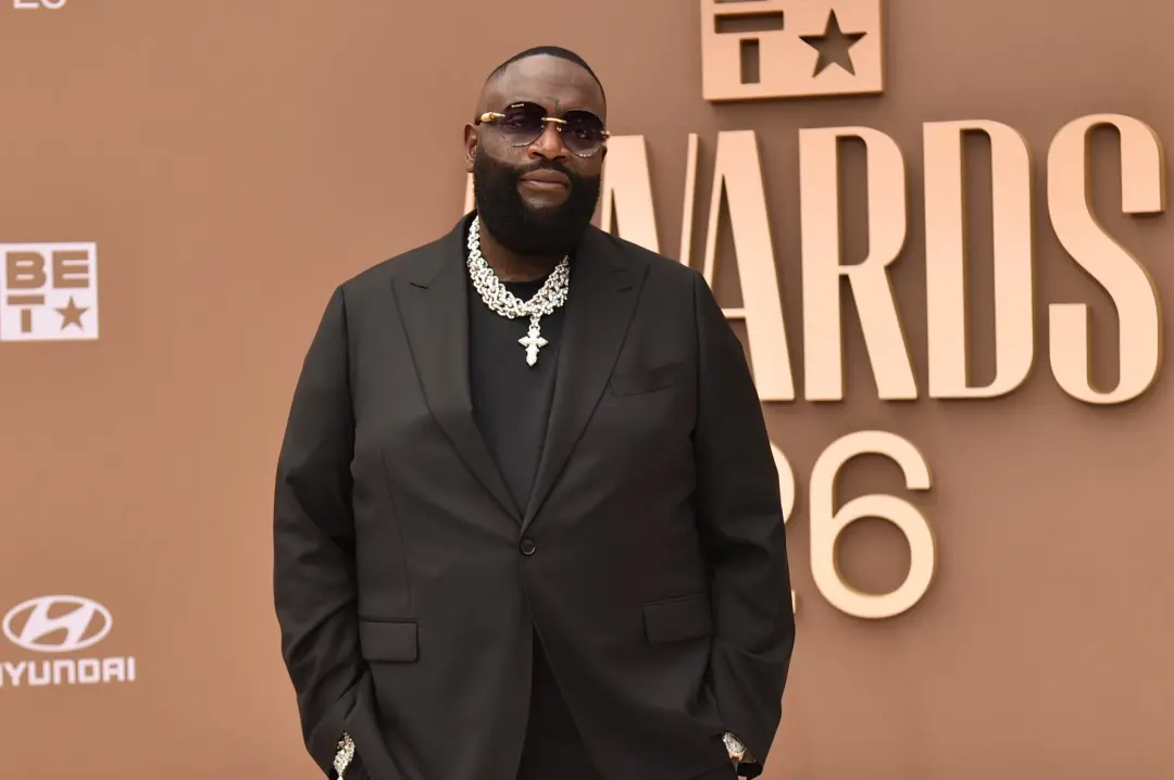 Rick Ross foi detido em Miami Beach por agressão e estrangulamento contra a ex-parceira. A situação mostra o lado sombr…