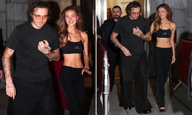 Nicola Peltz exibiu o abdômen no crop top preto no evento da Messika na Paris Fashion Week. A exposição corporal em eve…