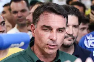 Flávio Bolsonaro desiste do debate da Globo, citando censura do TSE. A proibição de exibir o púlpito vazio do president…