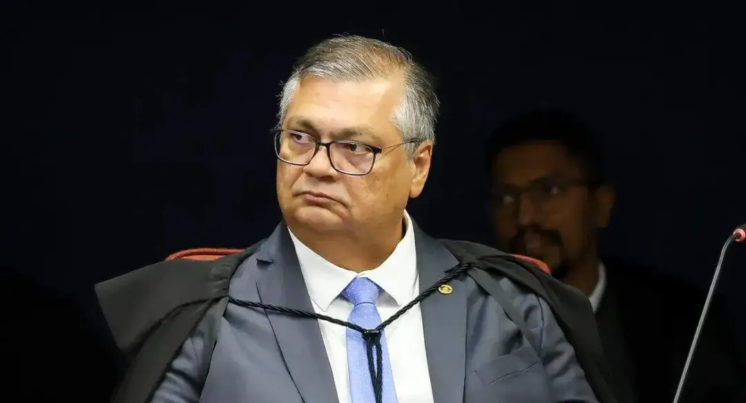 Edson Fachin rejeitou pedido de Flávio Bolsonaro para afastar Flávio Dino de processos no Supremo. A defesa alegava pro…