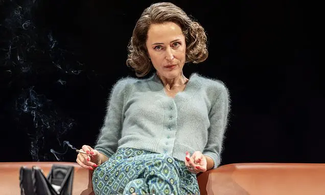 Gillian Anderson em Who's Afraid Of Virginia Woolf? no espetáculo de teatro. Essa peça é conhecida por ser um espetácul…