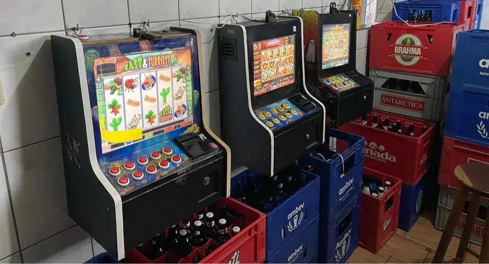 Seis máquinas caça-níqueis foram apreendidas em um bar no Rio Comprido pelo 4º BPM. Jogos de azar em local comercial co…