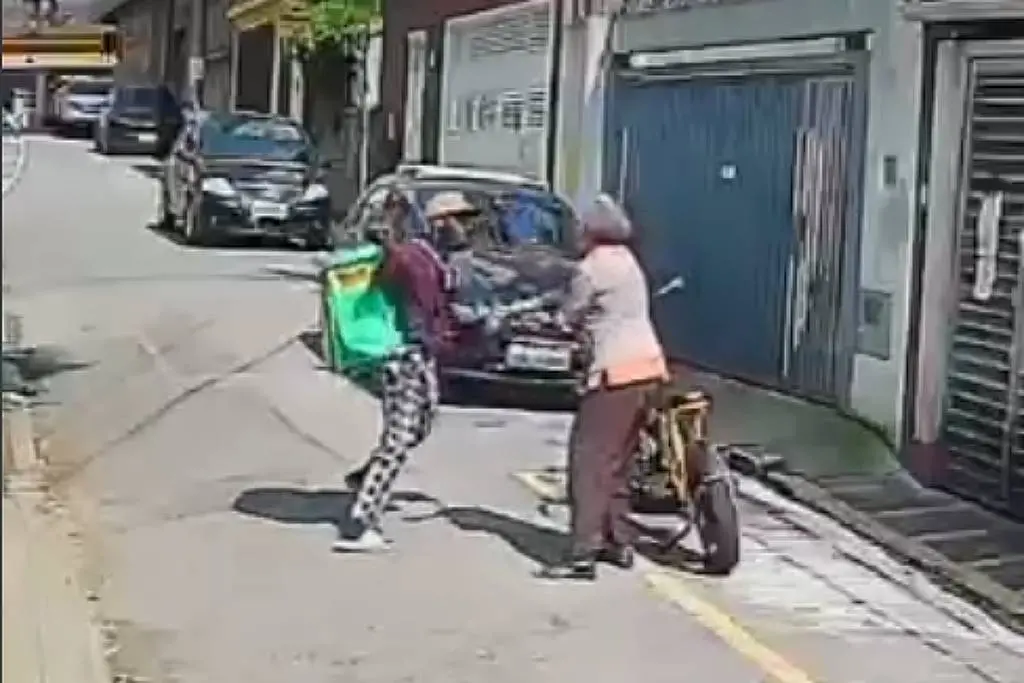 O assaltante agrediu a idosa de 80 anos com facadas na Bela Vista, São Paulo, depois de ela reagir ao tento de roubo da…