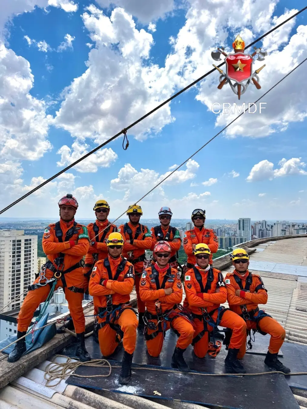Treinamento de resgate em altura com tirolesa ligando prédios em Águas Claras. É importante ver esses exercícios, pois …