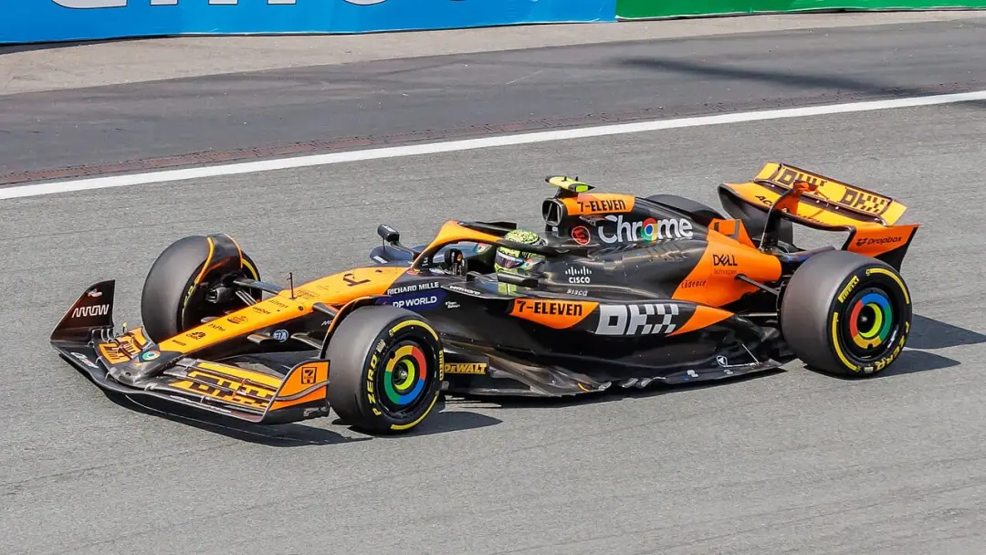 McLaren mira receita acima de um bilhão de dólares na F1. Isso indica um grande avanço comercial na competição. A estab…