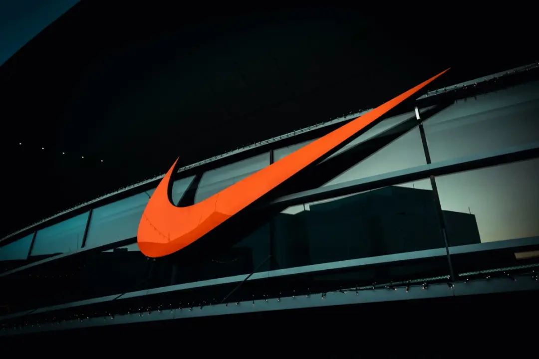 A Nike viu ações caírem 3% após divulgar que a receita caiu 4% e planejar demissões em 2027. O recuo forte na China, qu…