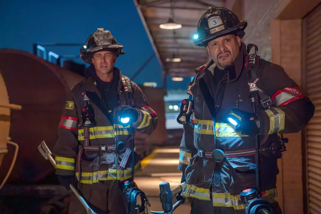 Chicago Fire tem mudanças no elenco para a temporada 15, com o ator Brandon Larracuente falando sobre o vácuo deixado p…