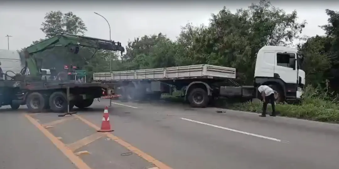 Volta Redonda, RJ: carreta caiu no terreno à margem da BR-393 e foi retirada na tarde desta quarta. Perda do freio, seg…