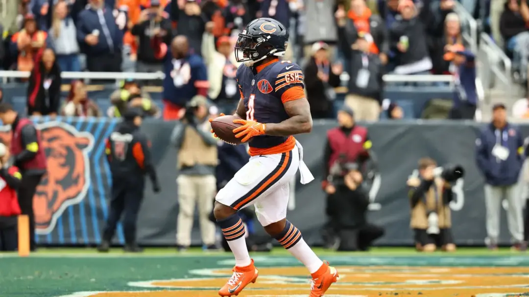 D Andre Swift foi adicionado ao boletim de lesões dos Bears com uma lesão no joelho na quarta-feira. Isso complica a co…