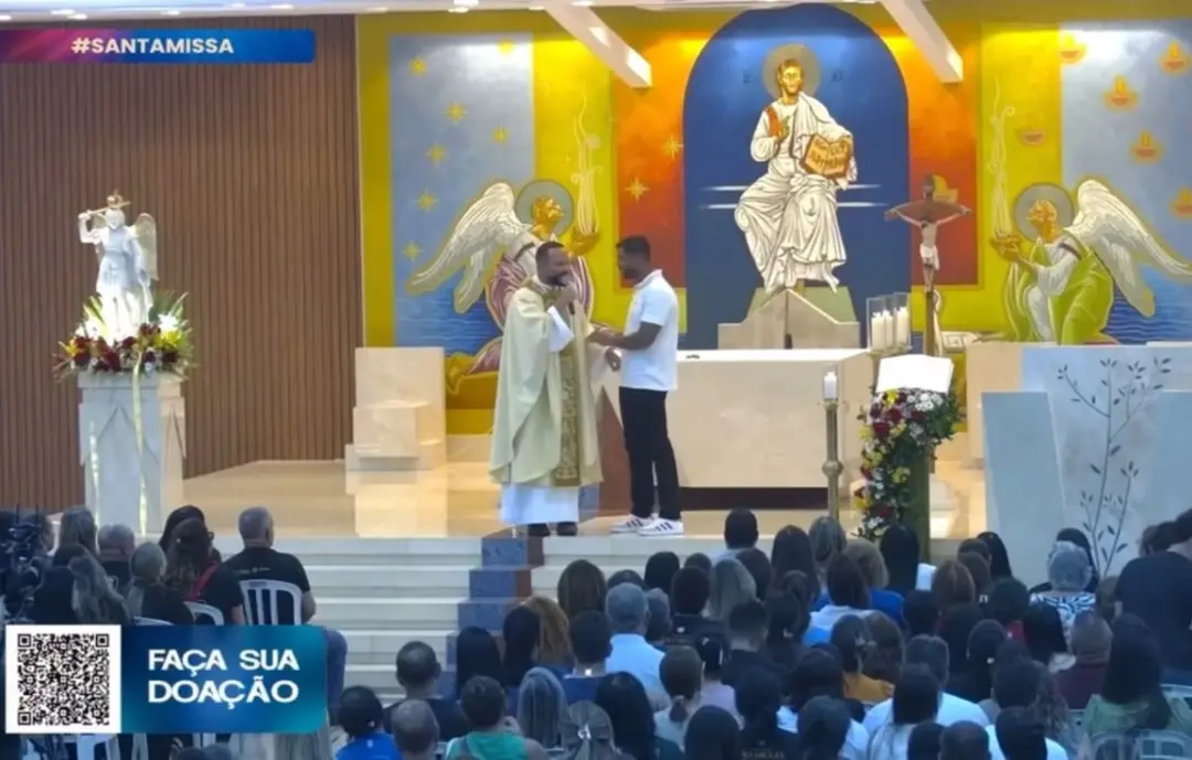 Padre Marcos agradeceu ao vereador Romário Policarpo pelo apoio às obras da Paróquia Nossa Senhora da Assunção em Goiân…