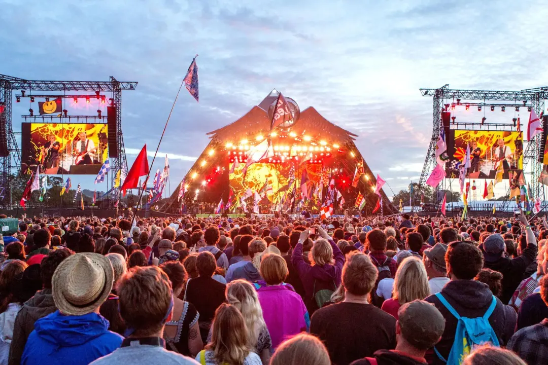 Glastonbury começou a venda dos primeiros ingressos para 2027, mas a bagunça no site fez muita gente reclamar. É um abs…