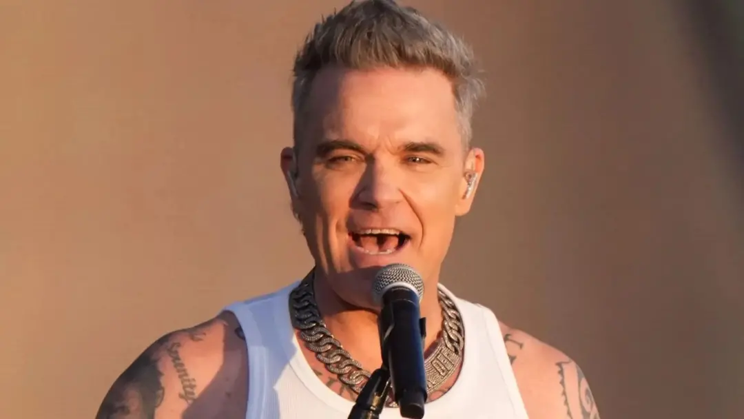 Robbie Williams arrecadou 77 milhões de libras em um ano, rendendo o equivalente a 211 mil libras por dia com shows. Es…