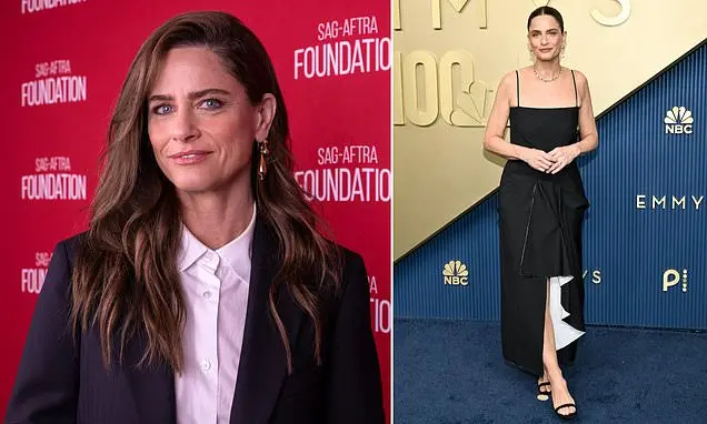 Amanda Peet, atriz de 54 anos, notou um crescimento incomum no peito antes do diagnóstico de câncer de mama e foi inici…
