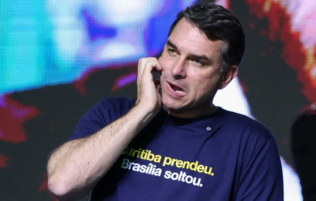 Flávio Bolsonaro pode levar multa de 5 mil a 30 mil reais pelo MPE. O candidato divulgou um site de propaganda sem avis…