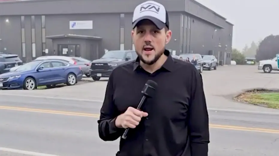 Joe Sokol, repórter da Maine Wire, evitou ser atropelado por um homem agressivo em Bangor, após ele criticar o registro…