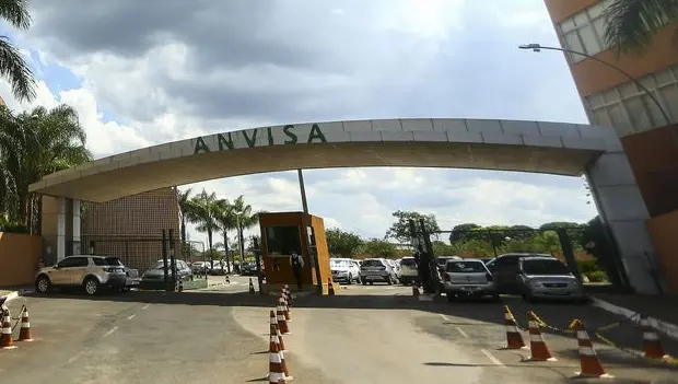 Regras simplificadas pra cosméticos artesanais vieram da Anvisa, liberando itens sem registro, mas com regras de fabric…