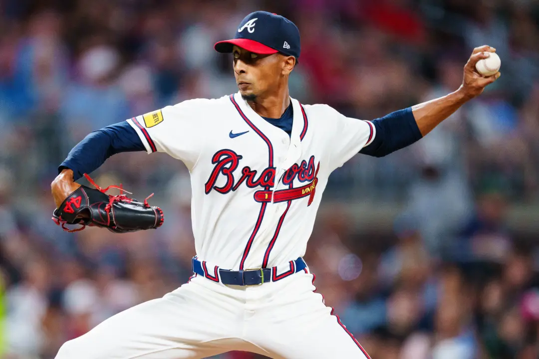 Ray Kerr, arremessador canhoto dos Braves, faz sua estreia pós temporada no jogo 3 contra os Phillies. A decisão de usa…
