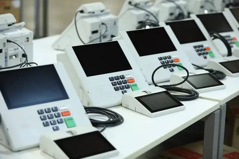 Quase 2 milhões de eleitores têm deficiência no Brasil para as eleições de 2026. A urna já tem teclas em braille e supo…