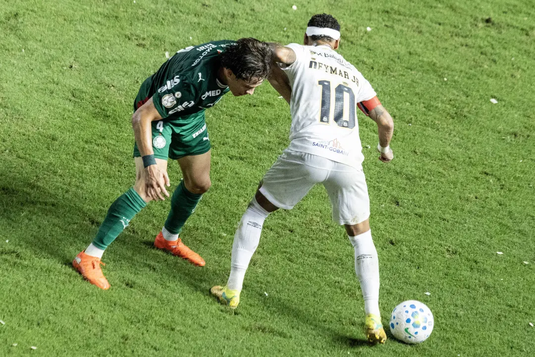 Gramado da Vila Belmiro com condições ruins, pedia troca há pelo menos quatro anos, como apontam as críticas de Neymar.…