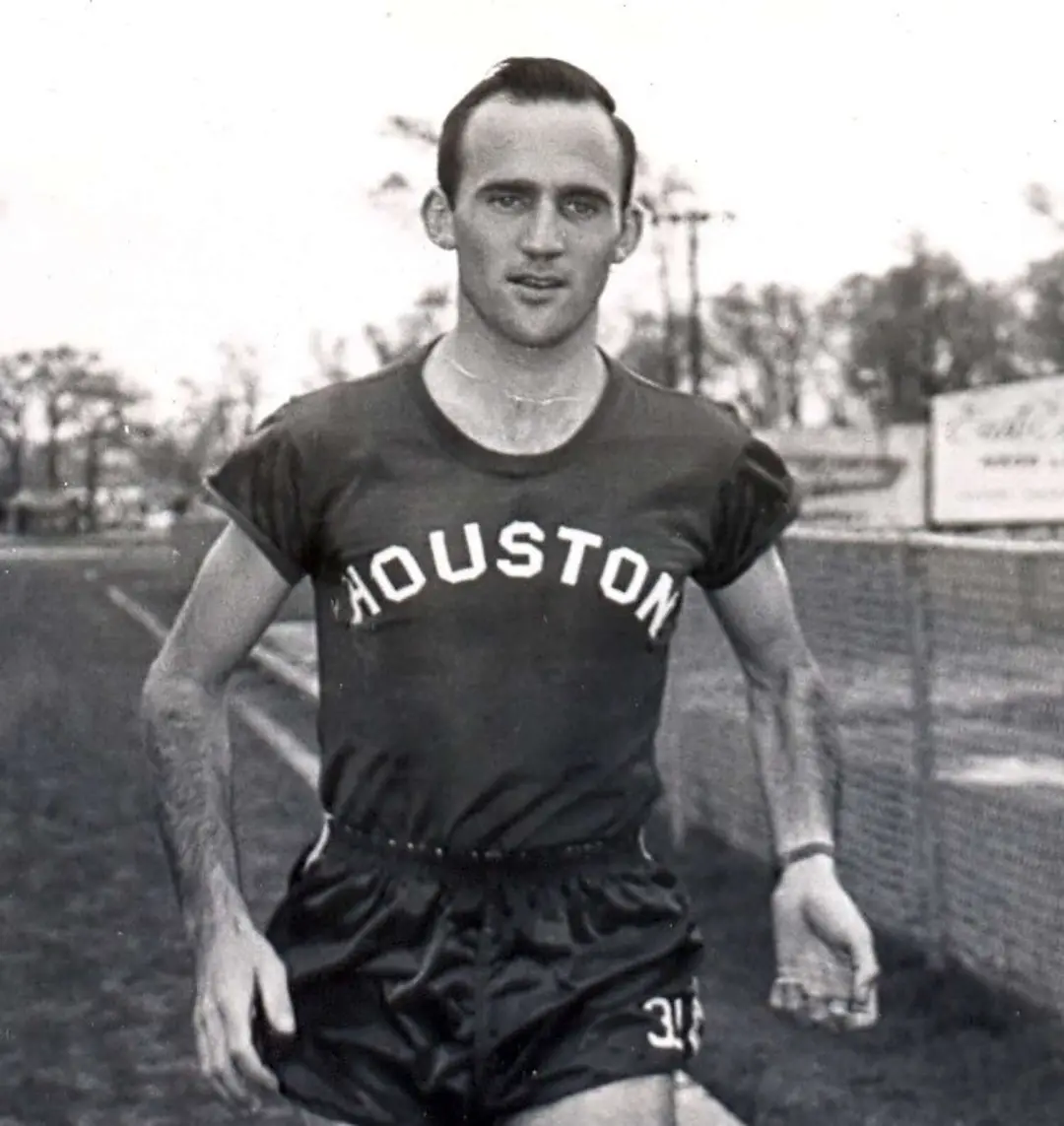 Pat Clohessy faleceu aos 93 anos, uma figura importante no atletismo da Universidade de Houston. Ele dedicou a vida ao …