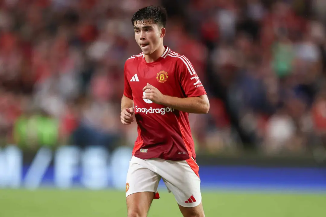 Harry Amass vai assinar um novo contrato estendendo a permanência dele no Manchester United por mais 12 meses. Isso mos…
