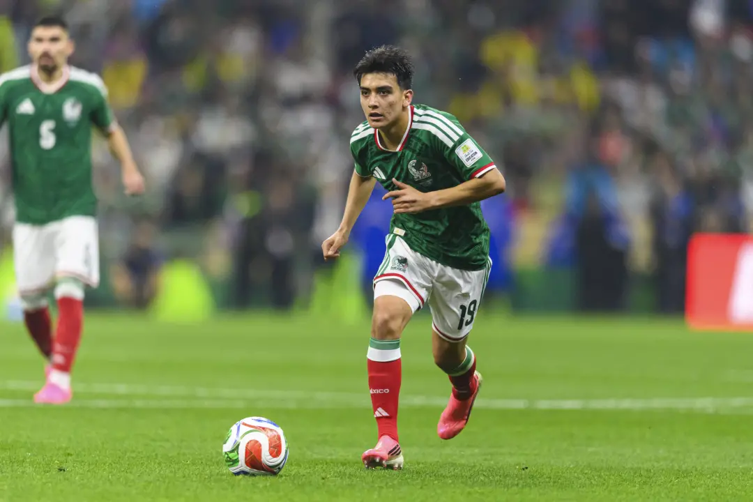 Liverpool mostrando interesse sério em Gilberto Mora, meio-campista de 17 anos, enquanto a briga por ele cresce. Com Re…