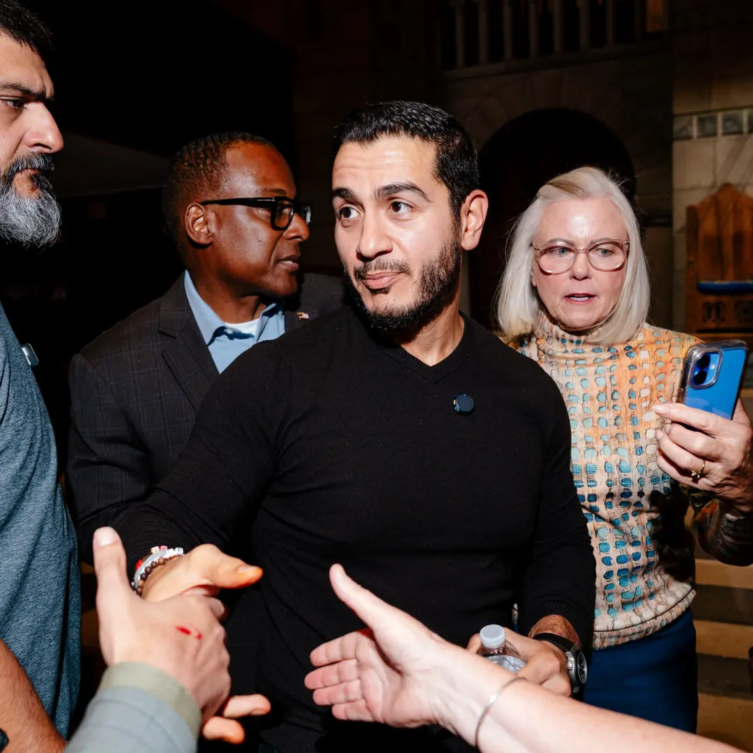 Abdul El-Sayed, candidato ao Senado em Michigan, está tentando unir a base democratica com propostas para eleitores jud…