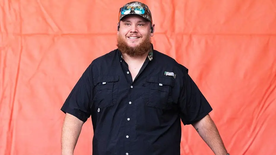 Luke Combs perdeu 30 quilos durante uma viagem de caça em Utah. Fico feliz em ver esse foco em saúde, porque estar bem …