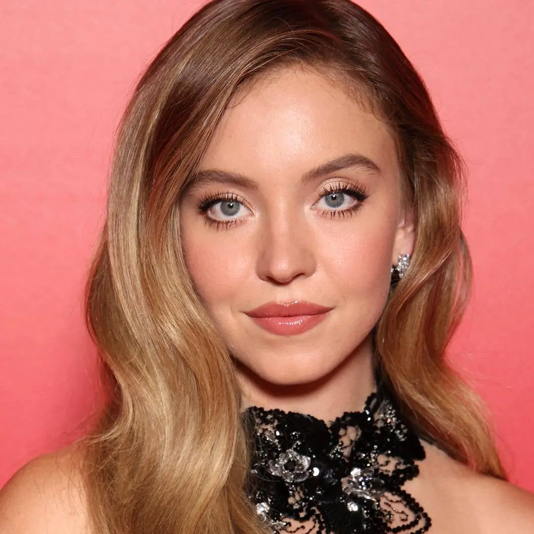 Sydney Sweeney aparece em selfie de banheiro com lingerie de renda decotada. Acho importante ver como a liberdade de ex…