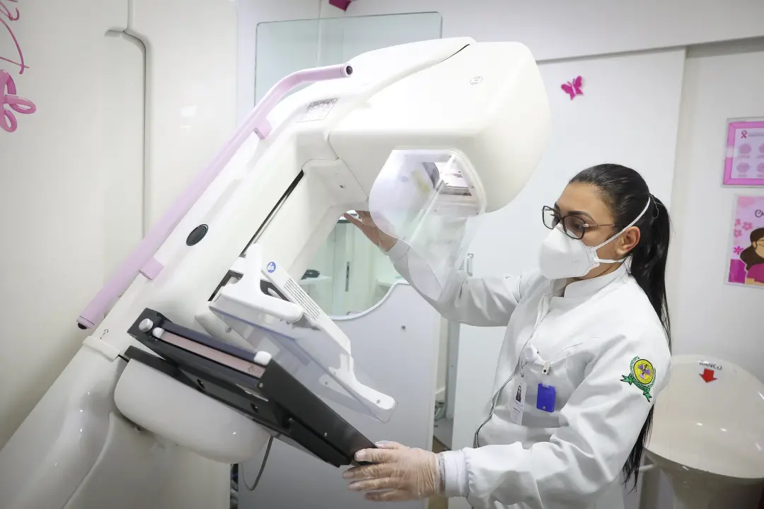 Carretas de mamografia vão passar por 15 cidades de São Paulo durante Outubro Rosa. O exame é gratuito para mulheres a …