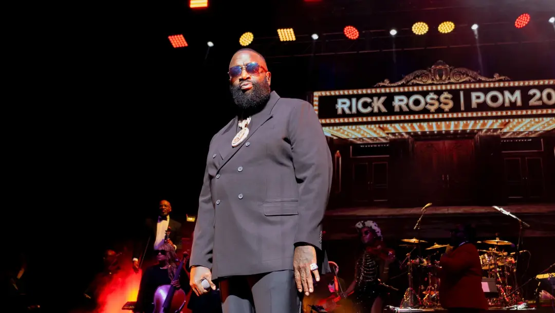 Rick Ross foi preso em Miami por acusações de agressão e violência doméstica. O fato vem depois de sua ex-namorada denu…