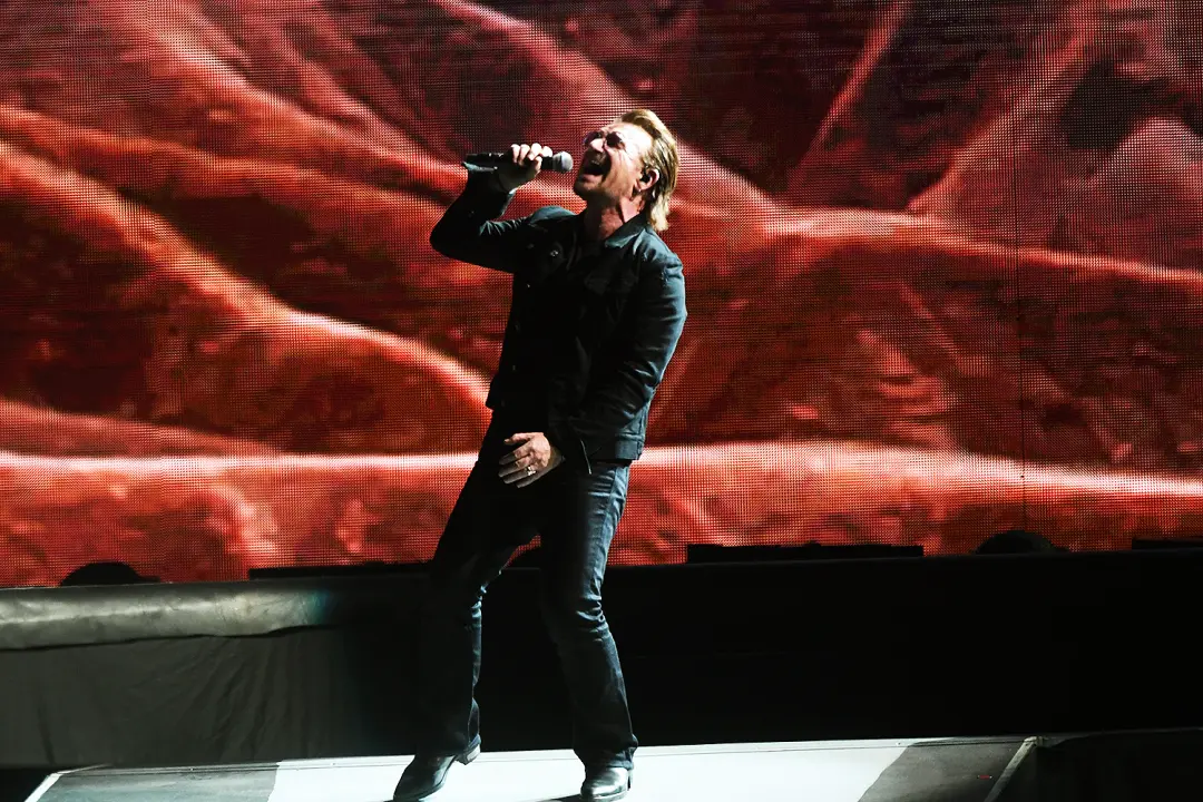 Ed Sheeran disse a Bono que não queria se envolver em política durante a gravação de Yours Eternally. Achei que cada ar…