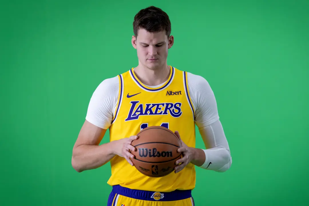 Walker Kessler expressou no dia de mídia que está muito animado com a chegada ao Lakers, sentindo que pode correr atrav…