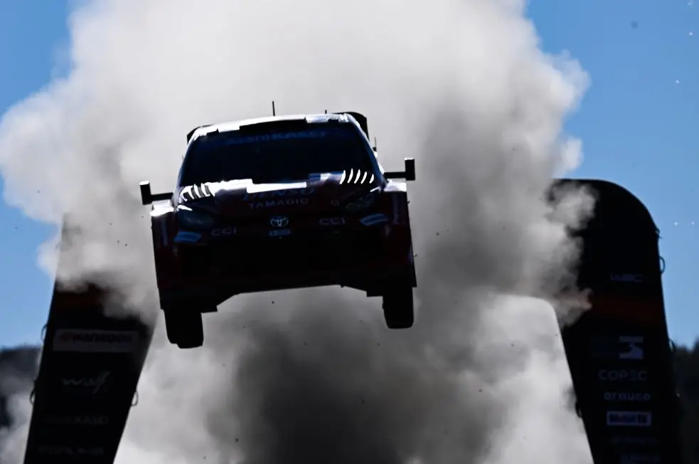 Evans, Pajari e Solberg brigam pelo título do Campeonato Mundial de Rali 2026 na Sardônia. Evans, líder com 17 pontos d…