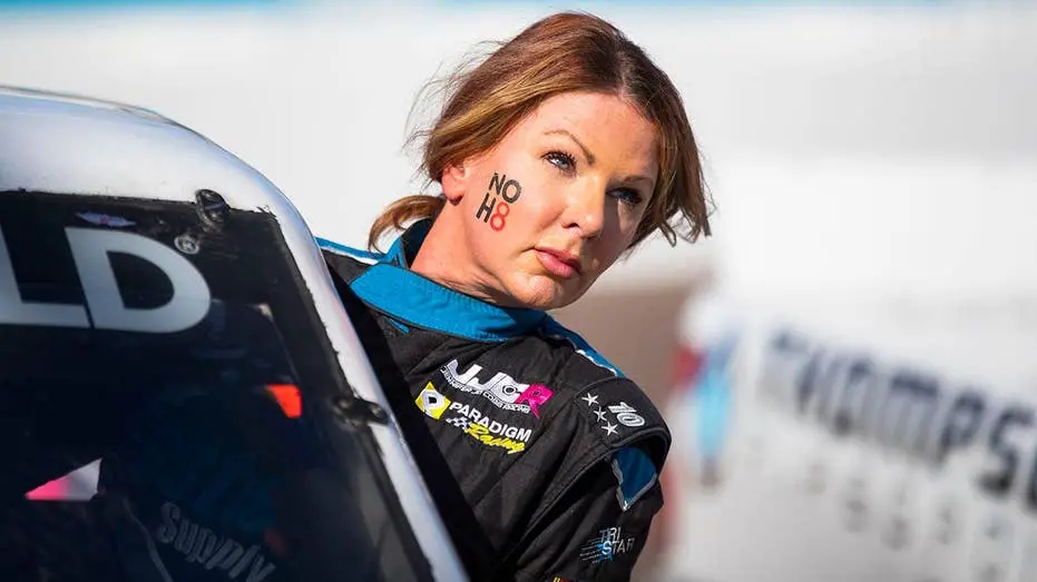 Jennifer Jo Cobb, piloto da NASCAR, recebeu multa alta por um caso de adultério em Carolina do Norte. Isso mostra que a…